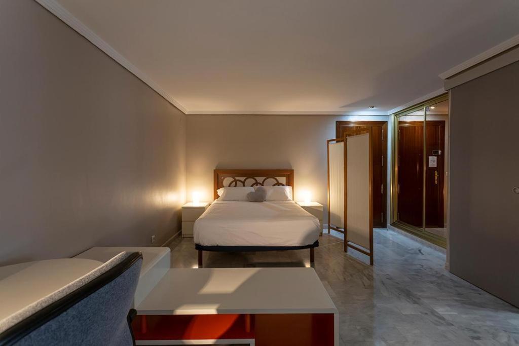 Luminosity Square Studio. Francos 14 Seville Luaran gambar